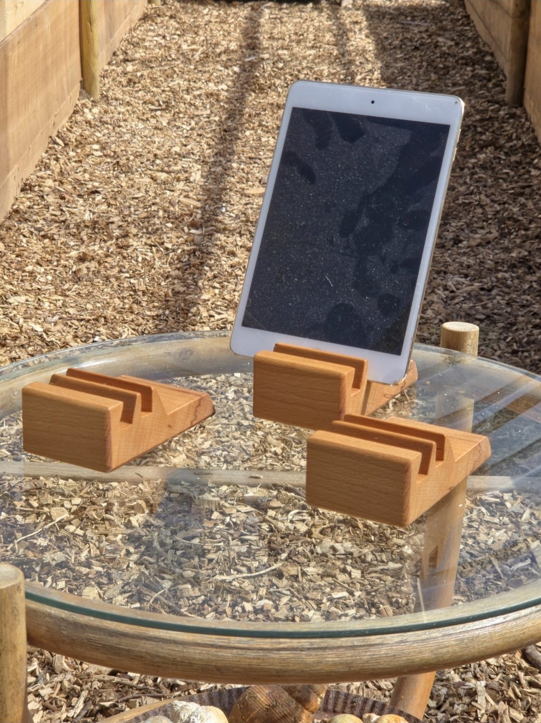 Håndlavet mobil- og tabletstander i massivt bøgetræ - Billede 4